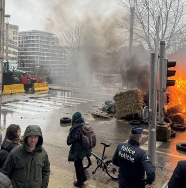 Çiftçiler, Brüksel’i yaktı