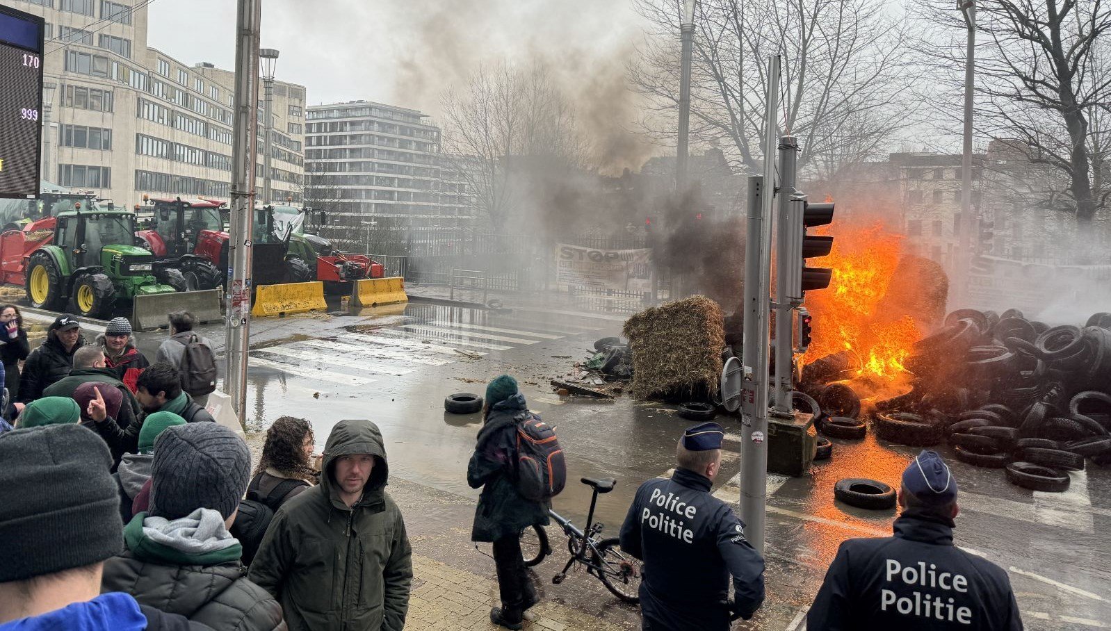 Çiftçiler, Brüksel’i yaktı