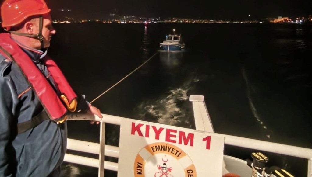 Çanakkale Boğazı’nda korku dolu anlar: Sürüklenen tekne kurtarıldı