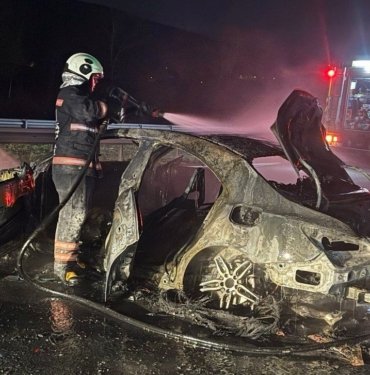 Kaza yapan otomobil alev alev yandı