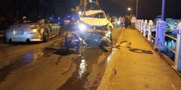 Kızgın sürücü aracıyla otomobile vurup köprüden nehre uçtu: 2 ölü