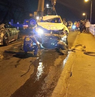 Kızgın sürücü aracıyla otomobile vurup köprüden nehre uçtu: 2 ölü