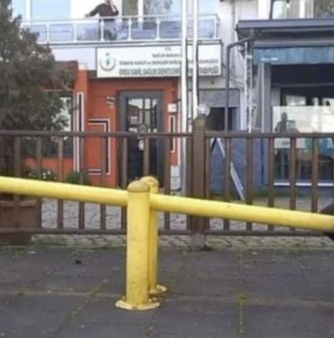 Büyükşehir belediye başkan adayları parkta karşılaştı, beraber tahterevalliye bindi