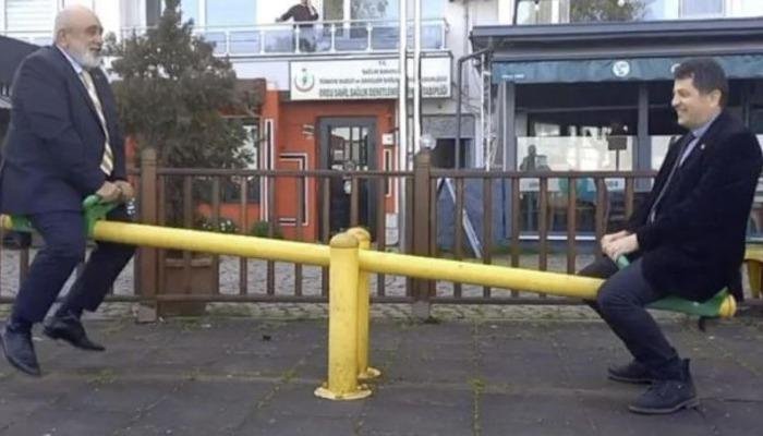 Büyükşehir belediye başkan adayları parkta karşılaştı, beraber tahterevalliye bindi