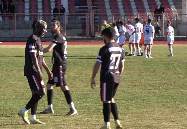 Hakeme yumruk atan o futbolcu tutuklandı! Yattara