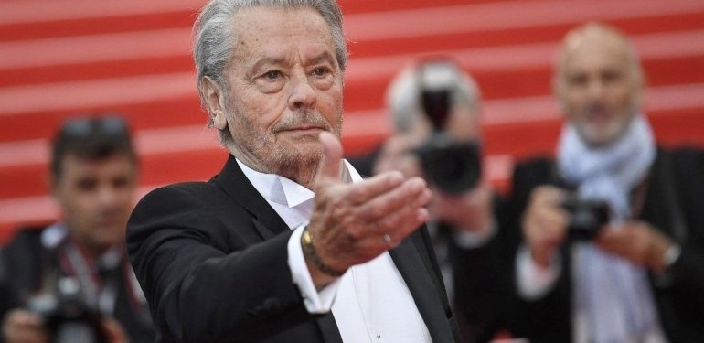 Fransız yıldız Alain Delon’un evinden cephanelik çıktı: 72 silah ve 3 bin mermi ele geçirildi