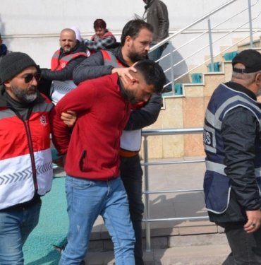 Kayınpederini satırla öldürdü