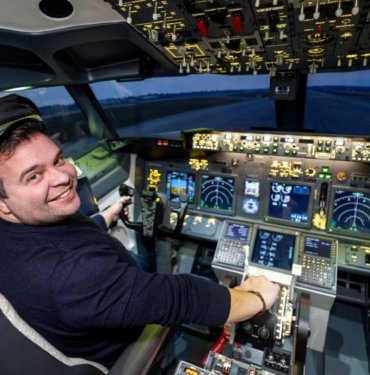 İngiltere’de bir adam evinin garajını Boeing 737 simülatörüne çevirdi