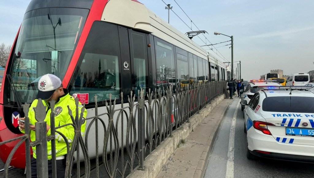 Topkapı’da can pazarı: Tramvayın altında kalan kişi hayatını kaybetti