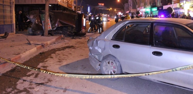 Siirt’te hafif ticari araç refüje girdi: 1 yaralı