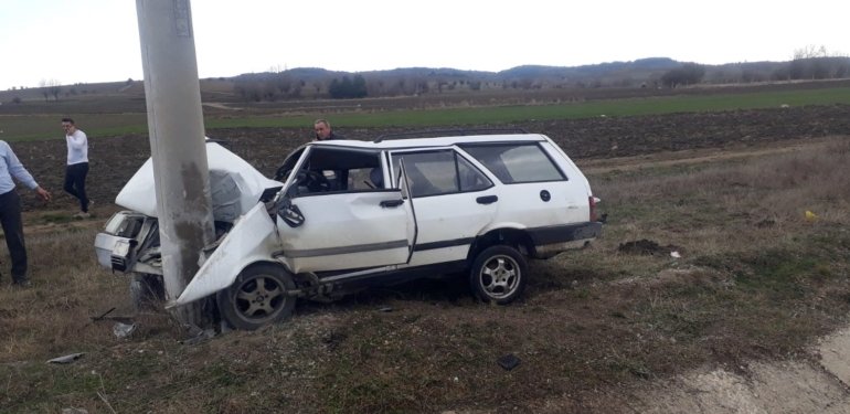 Otomobil direğe çarptı, 4 günlük bebek öldü