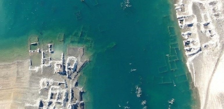 Sular çekildi, yerleşim yeri gün yüzüne çıktı