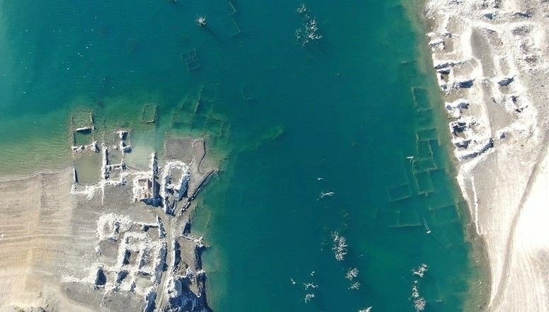 Sular çekildi, yerleşim yeri gün yüzüne çıktı