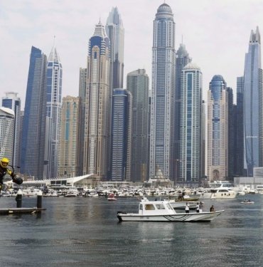 ‘Iron Man’ pilotlar Dubai gökdelenlerinin önünde jet kıyafetleriyle yarıştı