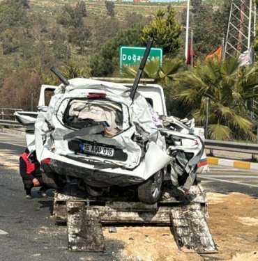 İzmir’de korkunç kaza: TIR’ların arasında kaldı, kağıt gibi ezildi