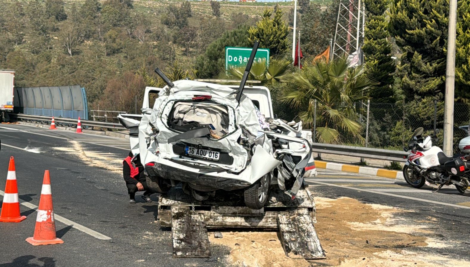 İzmir’de korkunç kaza: TIR’ların arasında kaldı, kağıt gibi ezildi