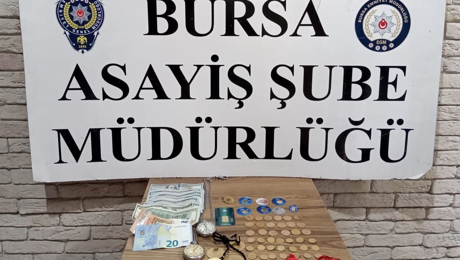 Tavan arasına sakladığı 650 bin liralık altın ve döviz çalındı