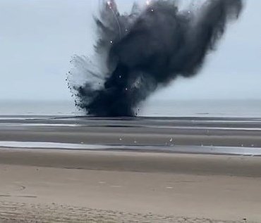 Belçika sahilinde 2. Dünya Savaşı’ndan kalan bomba böyle patlatıldı