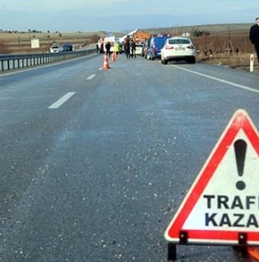 Aydınlatma direklerine çarpıp devrildi: 1 ölü, 1 yaralı