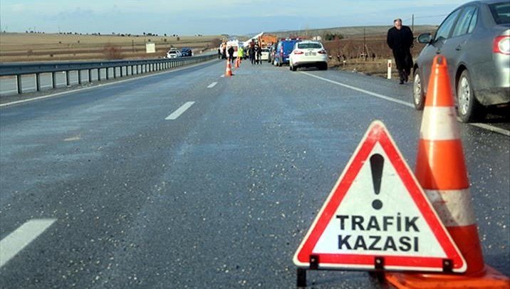 Aydınlatma direklerine çarpıp devrildi: 1 ölü, 1 yaralı