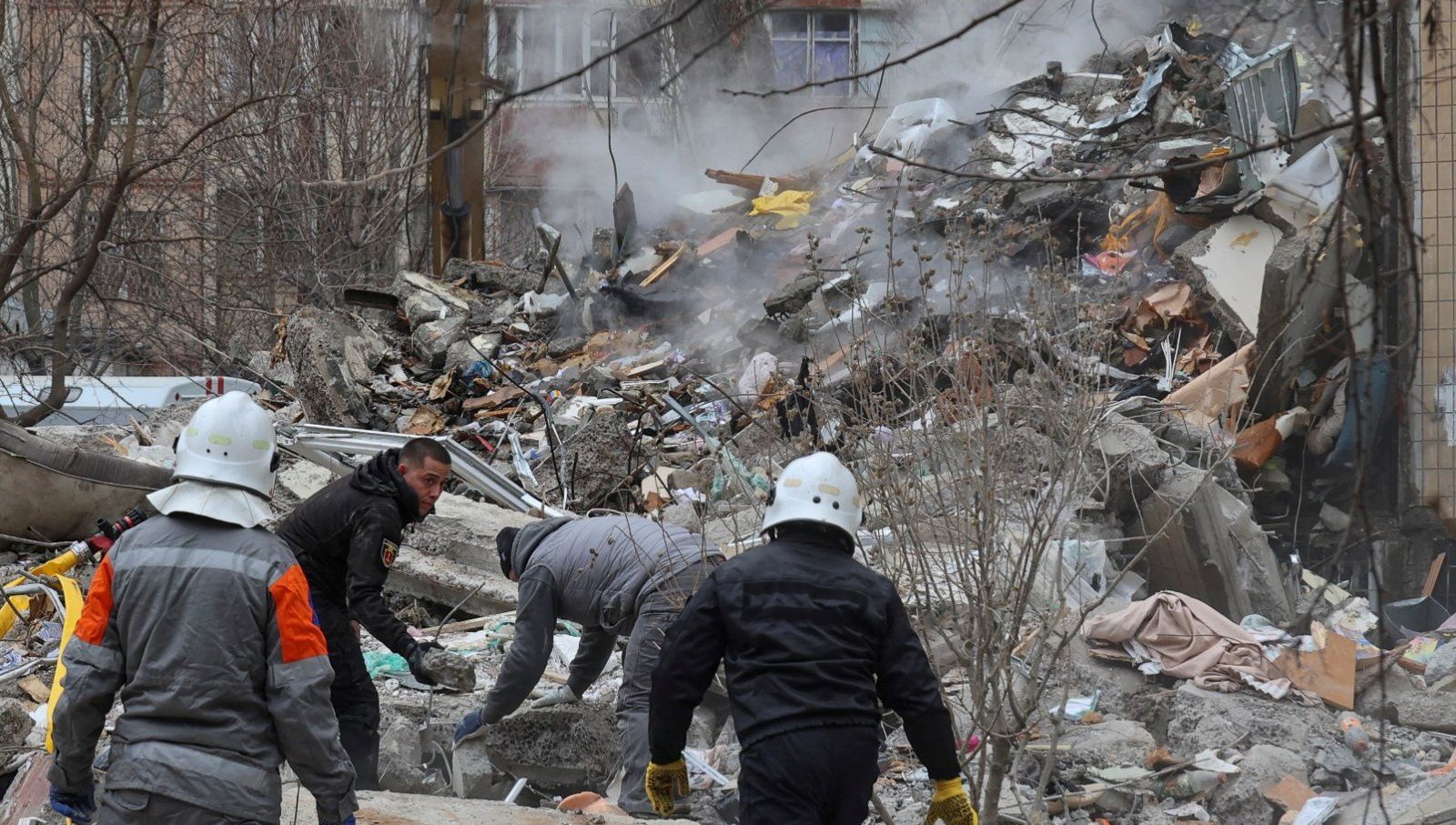 Rusya Odesa’da bir apartmanı vurdu: 2 kişi hayatını kaybetti