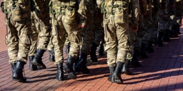 Barış gücü askeri önce ardaşını öldürdü, sonra intihar etti