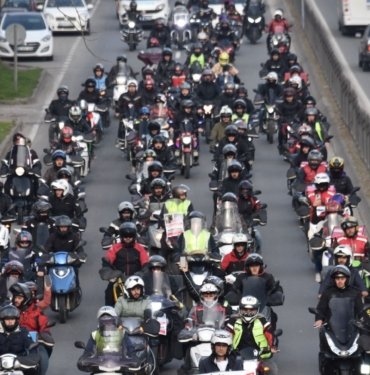 Motosikletli kuryelerden “Trafikte biz de varız” eylemi