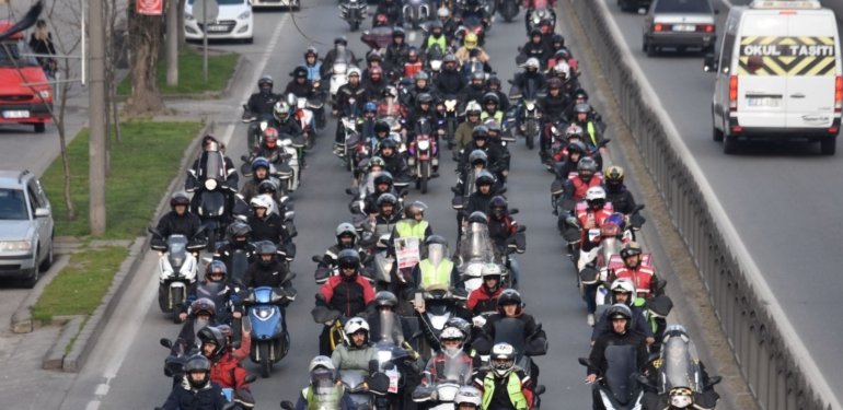 Motosikletli kuryelerden “Trafikte biz de varız” eylemi