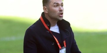 Burak Yılmaz tribünle gerilim yaşadı! Maçın hakemi kırmızı kart gösterince saha iyice karıştı…