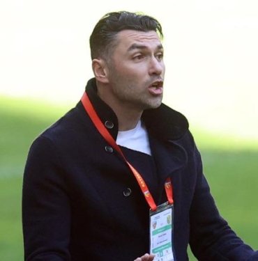 Burak Yılmaz tribünle gerilim yaşadı! Maçın hakemi kırmızı kart gösterince saha iyice karıştı…
