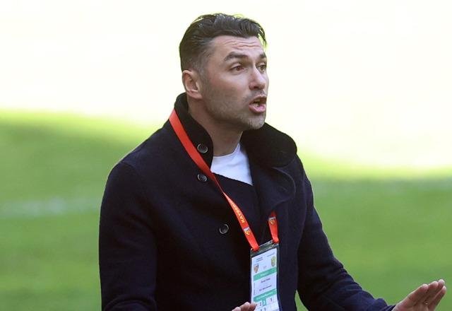 Burak Yılmaz tribünle gerilim yaşadı! Maçın hakemi kırmızı kart gösterince saha iyice karıştı…