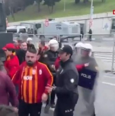Galatasaraylı taraftarlar Beşiktaş maçı öncesi polis barikatını aştı!
