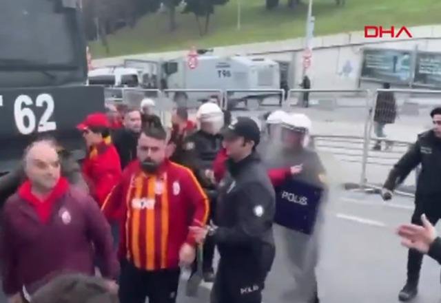Galatasaraylı taraftarlar Beşiktaş maçı öncesi polis barikatını aştı!