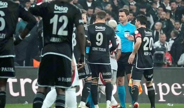 Beşiktaş tribünlerinden Cenk Tosun ve Aboubakar