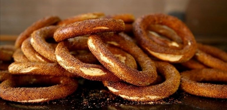 Boğazına simit kaçan genç kız yaşam savaşı veriyor
