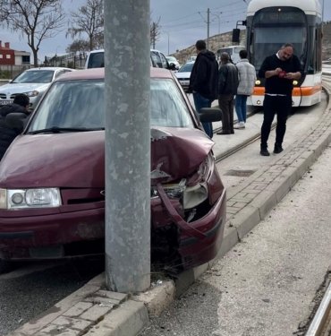 Virajı alamadı, tramvay yoluna girdi