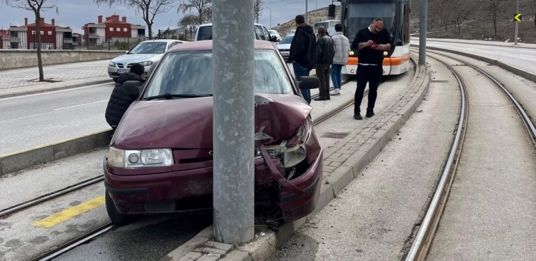Virajı alamadı, tramvay yoluna girdi