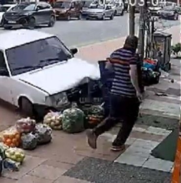 Otomobilin altında kalmaktan son anda kurtuldu