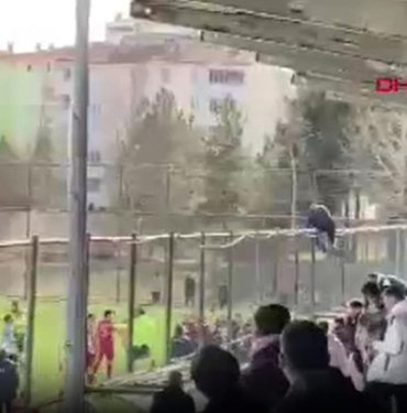Ceza falan dinlemedi: Antrenör tel örgüleri aşıp sahaya daldı!
