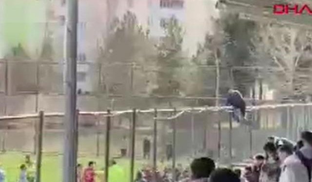 Ceza falan dinlemedi: Antrenör tel örgüleri aşıp sahaya daldı!