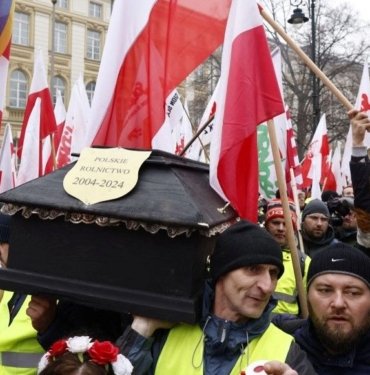 Polonya’da çiftçilerden tabutlu protesto