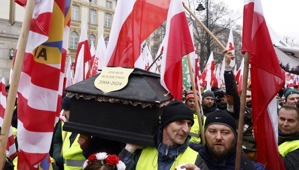 Polonya’da çiftçilerden tabutlu protesto