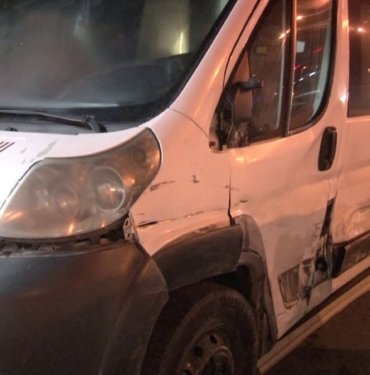 Alkollü sürücü park halindeki araçlara çarptı