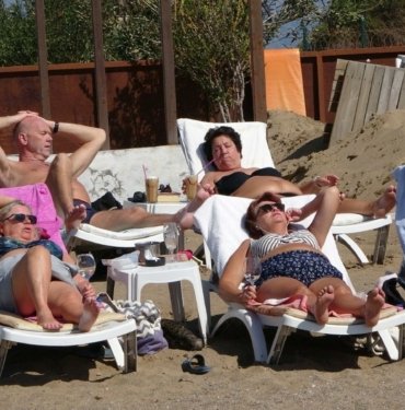 Fırtınanın ardından turistler sahile akın etti
