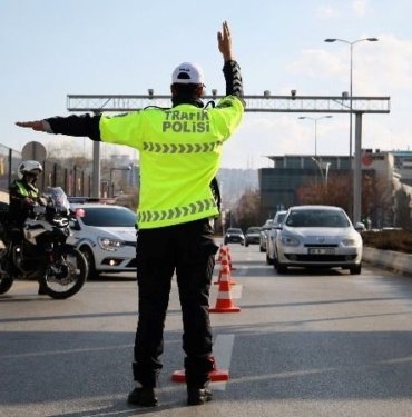 Trafiği tehlikeye düşüren motosikletliye 15 bin 183 lira ceza uygulandı