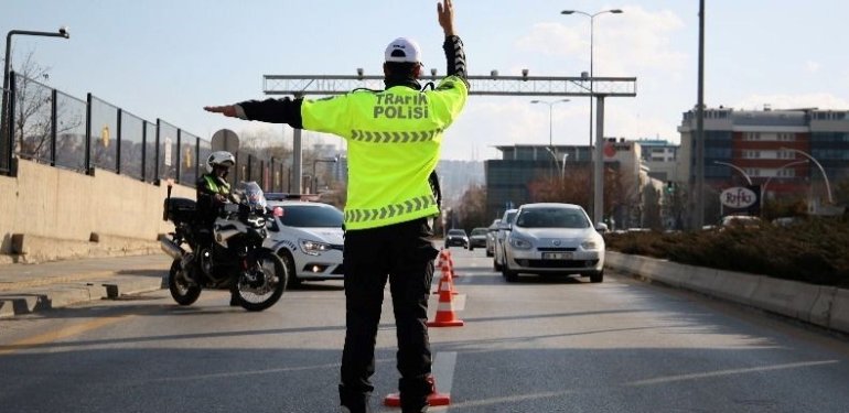 Trafiği tehlikeye düşüren motosikletliye 15 bin 183 lira ceza uygulandı