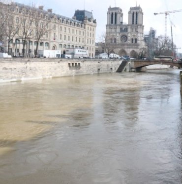Paris’te Seine Nehri yükseldi