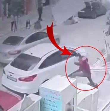 Yolda yürürken kafasına kapı düştü