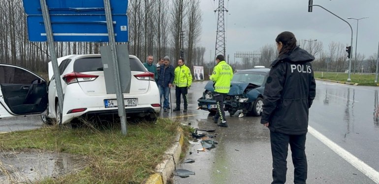 Göreve giden polisler kaza yaptı