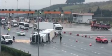 Kontrolden çıkan TIR devrildi
